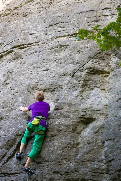 The girl climbs the rock. — Stock Photo, Image