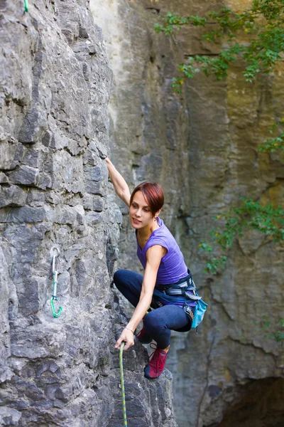 La chica sube a la roca . —  Fotos de Stock