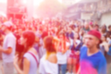 İnsanlar konserde eğleniyor..