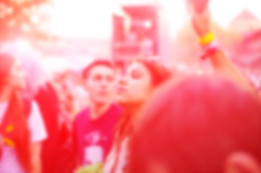 İnsanlar konserde eğleniyor..