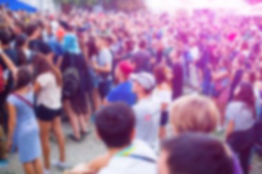 İnsanlar konserde eğleniyor..