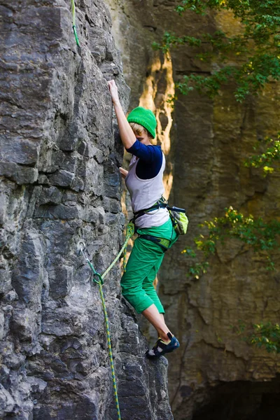 Ta holka vyleze rock. — Stock fotografie