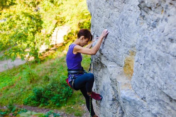 Ta holka vyleze rock. — Stock fotografie