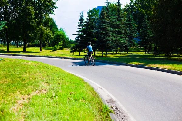 Mädchen fährt Mountainbike. — Stockfoto