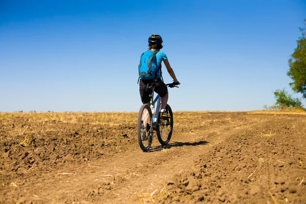 Mädchen fährt Mountainbike. — Stockfoto