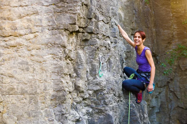 Flickan klättrar klippa. — Stockfoto