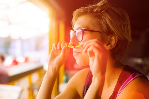 Chica con gafas de divertirse . —  Fotos de Stock