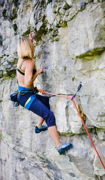 Sport klättring utomhus. — Stockfoto