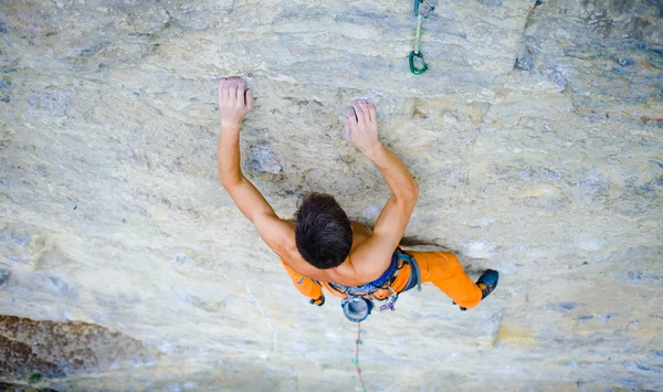Sport masculin et grimpe sur le rocher . — Photo