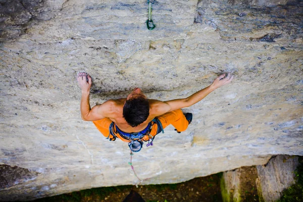 Masculino deportes y sube en la roca . — Foto de Stock