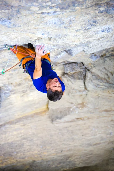男性のスポーツと岩に登って. — ストック写真