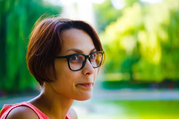 Retrato de una chica en gafas . —  Fotos de Stock