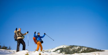 Bir grup dağcı dağlarda.