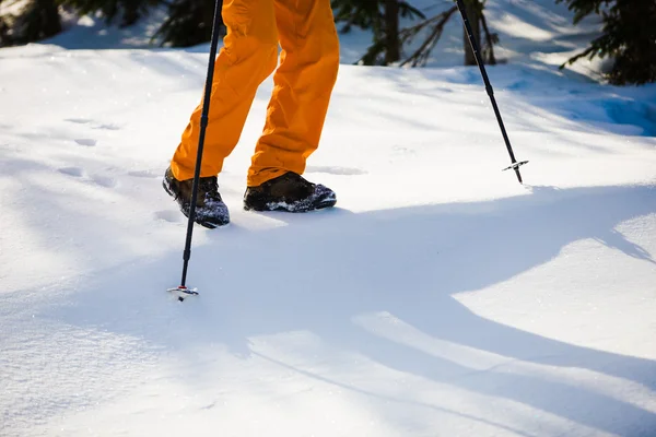 Mountaineer walking on snow. — Stock Photo, Image