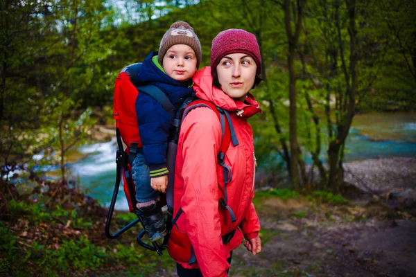 La mère et le fils voyagent . — Photo