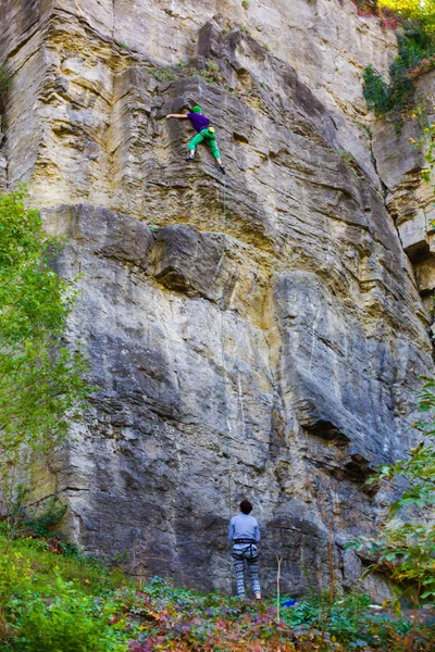 Twee vrienden hebben is klimmen op de rotsen. — Stockfoto