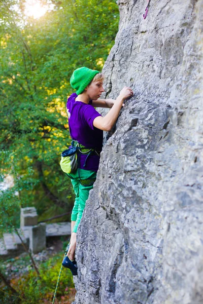 Das Mädchen erklimmt den Felsen. — Stockfoto