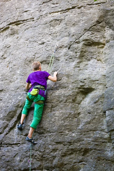 A lány mászik a rock. — Stock Fotó