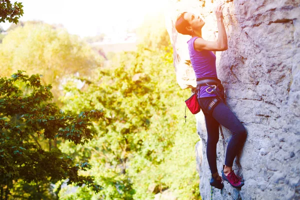 The girl climbs the rock. — Stock Photo, Image