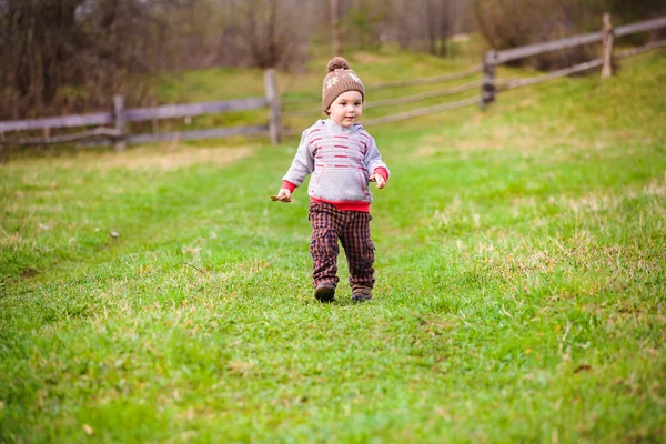 Un niño juega con un frisbee al aire libre . —  Fotos de Stock