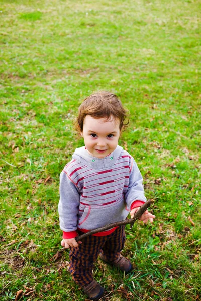 Uma criança brinca com um Frisbee ao ar livre . — Fotografia de Stock