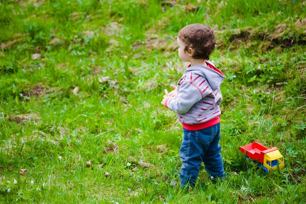 Un garçon joue sur la pelouse . — Photo