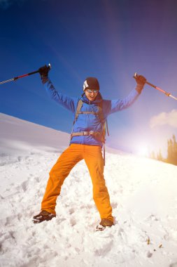 Dağcı karlı bir yamaçta yürür.
