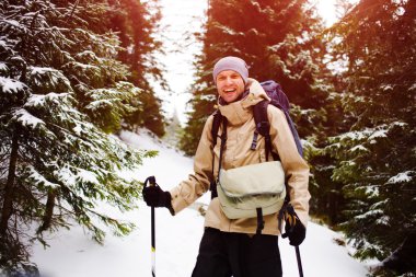 Bir turist ormanda yürür.
