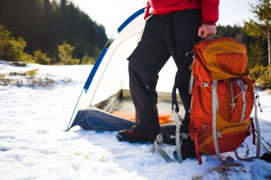 Bir sırt çantası tutan bir adam.