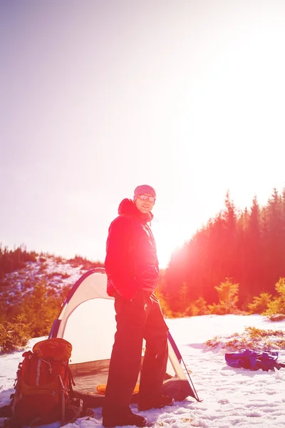 A tourist stands near the tent. — Stock Photo, Image