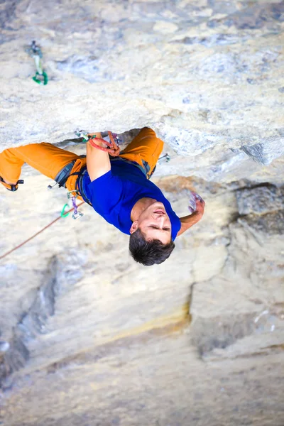 Masculino deportes y sube en la roca . — Foto de Stock