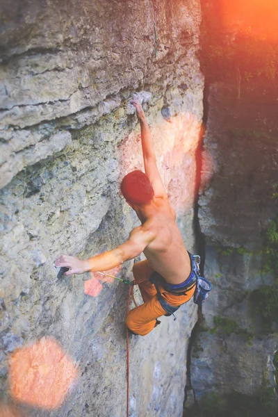 Männersport und Klettern am Fels. — Stockfoto