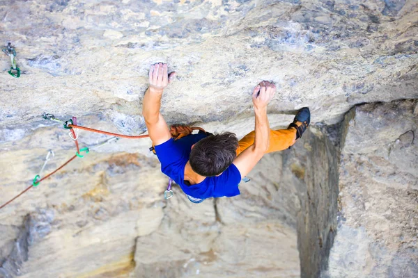 Masculino deportes y sube en la roca . — Foto de Stock