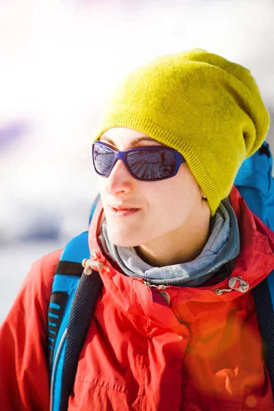 Porträt eines Mädchens beim Bergsteigen. — Stockfoto