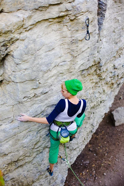 La fille grimpe le rocher . — Photo