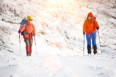 Dağcılar kar yamaçta vardır.