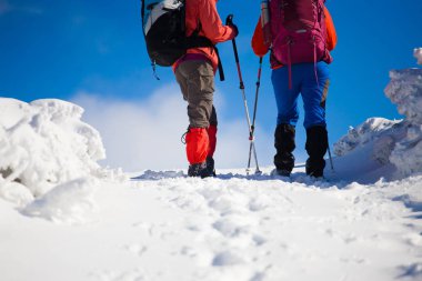 Dağcılar kar yamaçta vardır.