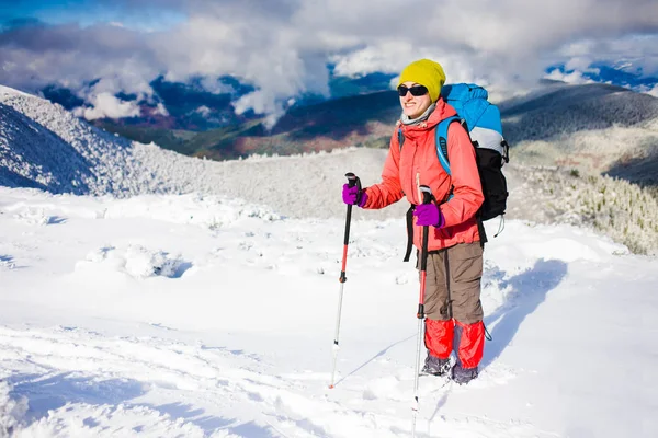 Ragazza con zaino che cammina sulla neve in montagna . — Foto Stock