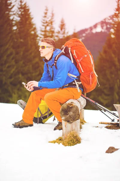 Uzun yürüyüşe çıkan kimse ile bir yürüyüş sırasında dinlenme sırt çantası.