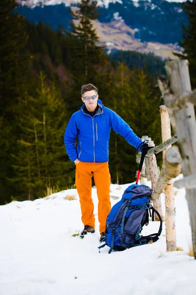 O homem com a mochila . — Fotografia de Stock