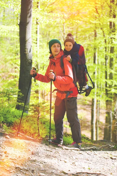 Mutter und Sohn sind unterwegs. — Stockfoto