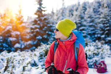 Bir sırt çantası ile genç bir kız.