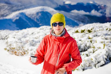 Kahve ile dağlarda kız.