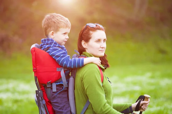 La madre y el hijo están viajando . — Foto de Stock