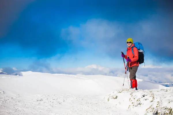 Девушка с рюкзаком ходит по снегу в горах . — стоковое фото