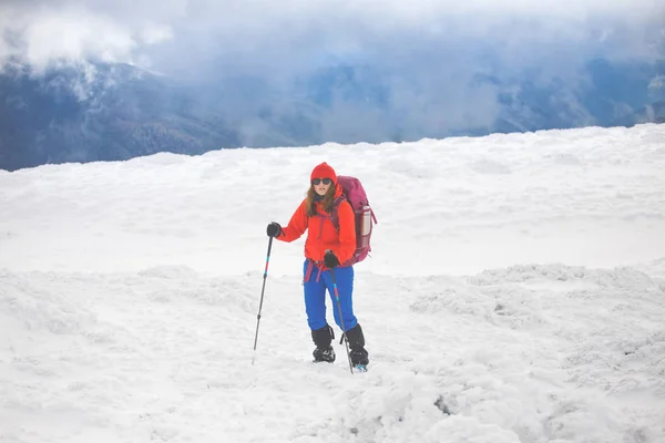 La chica de la mochila está en el hielo. . — Foto de Stock