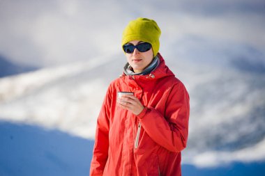 Kahve ile dağlarda kız.