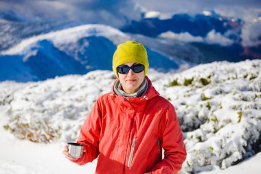 Kahve ile dağlarda kız.