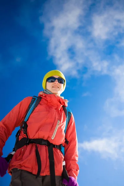 Ritratto di una ragazza durante l'arrampicata in montagna . — Foto Stock