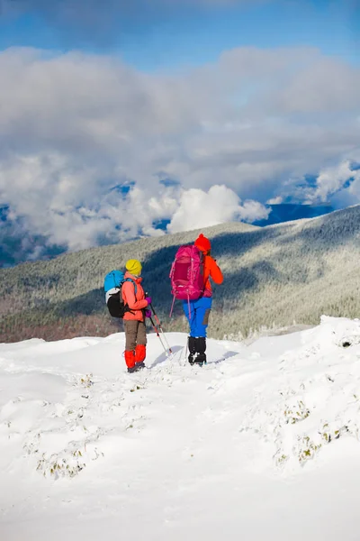 Viajeros en montañas nevadas . — Foto de Stock